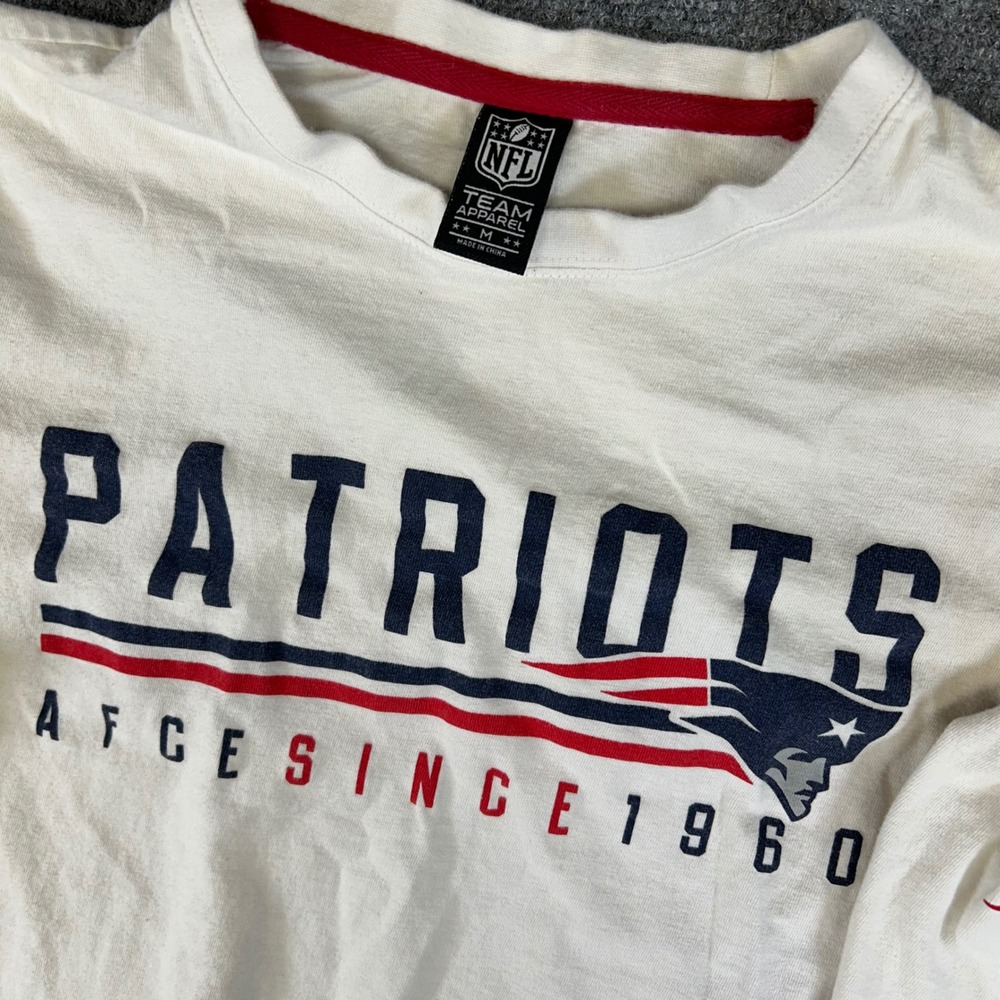 NFL Team Apparel New England Patriots Cropped Long Sleeve T-Shirt Cream Medium - Picture 2 of 6